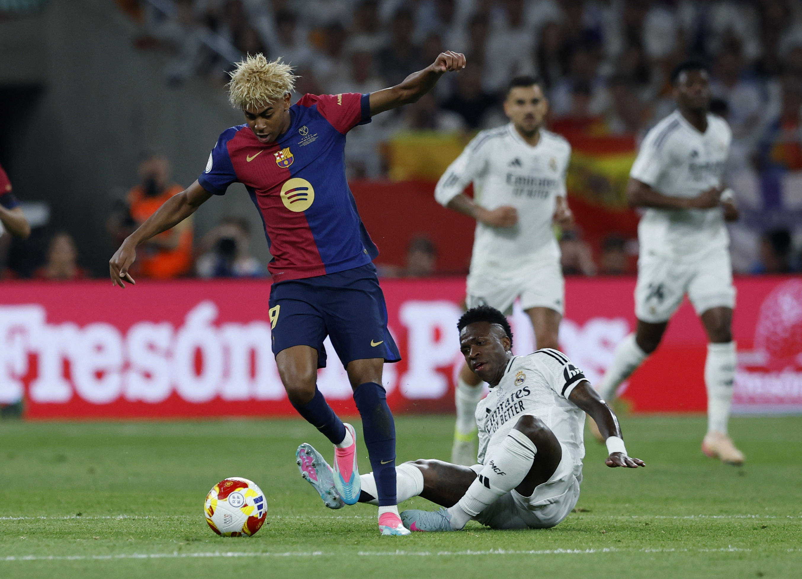 关于比利亚雷亚尔训练开放日；今晚遗憾出局引欢呼；欧冠在即；身体对抗强度拉满的信息-九游网页版